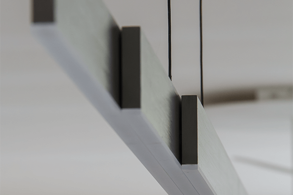 Detail van moderne hanglamp in de eetruimte van nieuwbouwwoning Koolskamp.