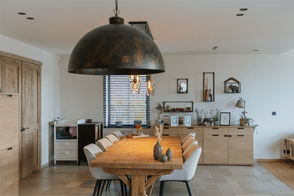 Eetruimte van een nieuwbouwvilla in Lichtervelde met warme materialen en kwalitatieve afwerking.