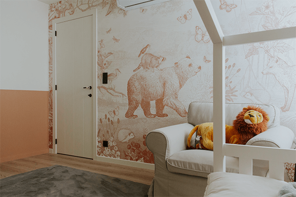 Interieurdetail van een kinderkamer met wandillustratie in een nieuwbouwvilla in Lichtervelde.