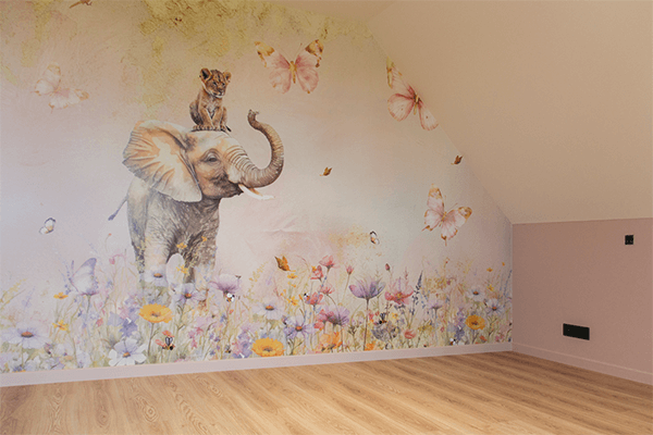 Kinderkamer met speelse wanddecoratie in een nieuwbouwvilla in Lichtervelde.