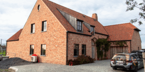 Nieuwbouw van een energiezuinige villa in Lichtervelde met tijdloze gevelsteen, gerealiseerd door Qualibuild.